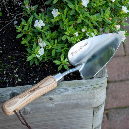 heart shaped garden trowel Kent & Stowe Heart Shaped Trowel