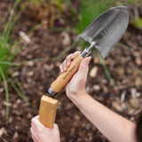 Kent & Stowe Capability Trowel, Compact and Multi-Functional Garden Trowel  with Serrated Edge and Hammer, Classic All Year Round Garden Tools Made  from Stainless Steel and Ash Wood : : Garden